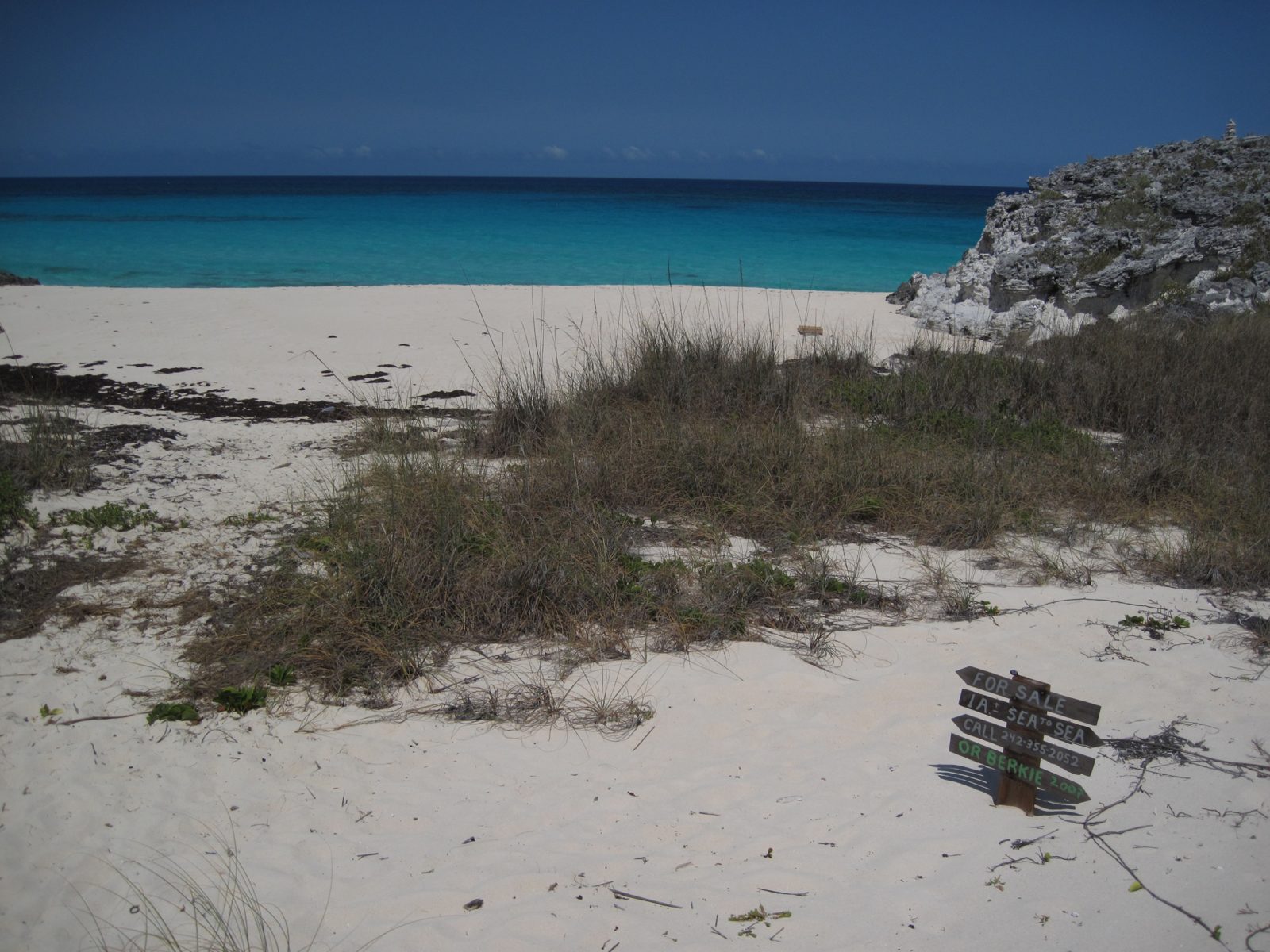 Quiet white-sand beach with turquoise water on Staniel Cay, Exuma